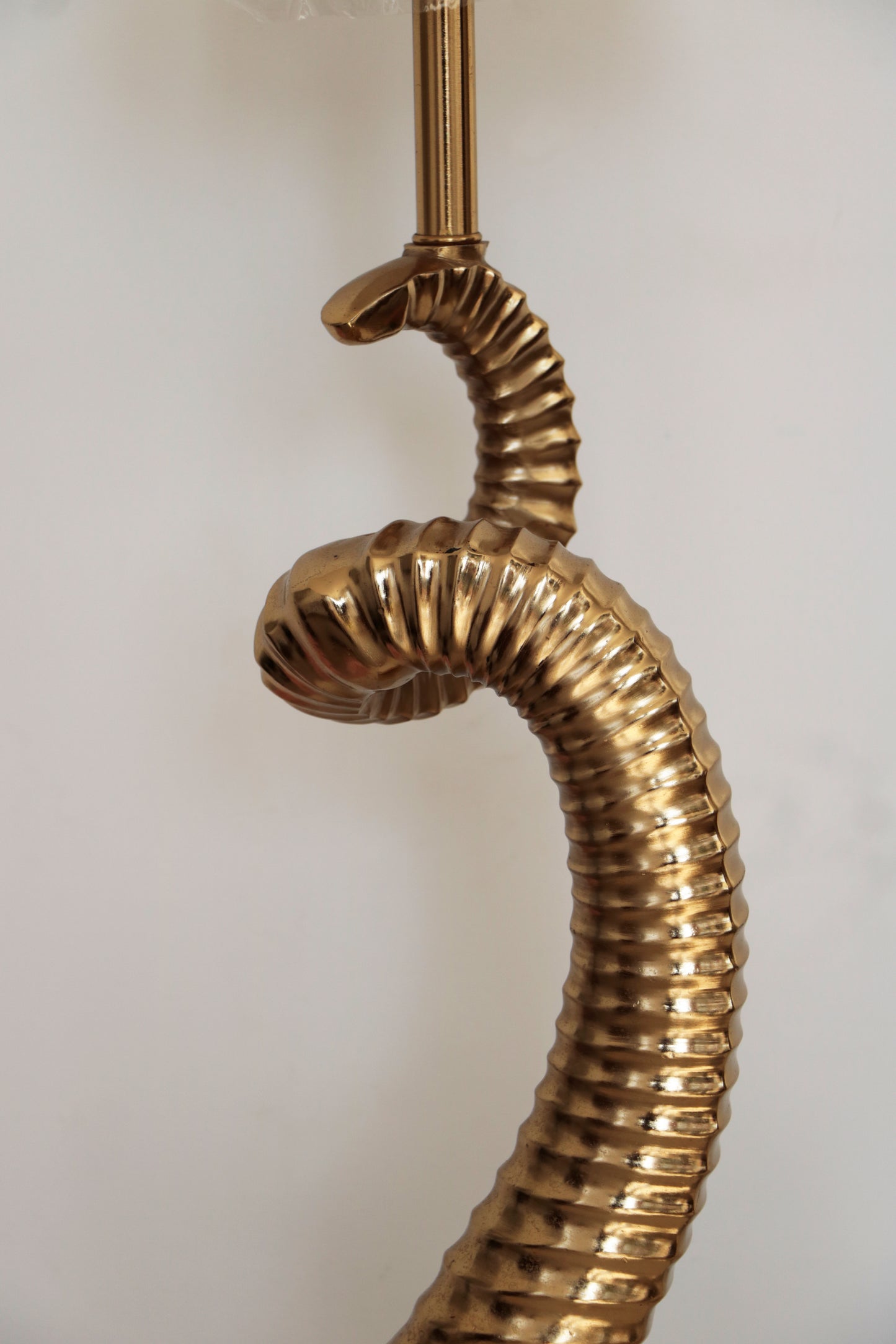 Modern Brass Table Lamp – Artistic Curved Design