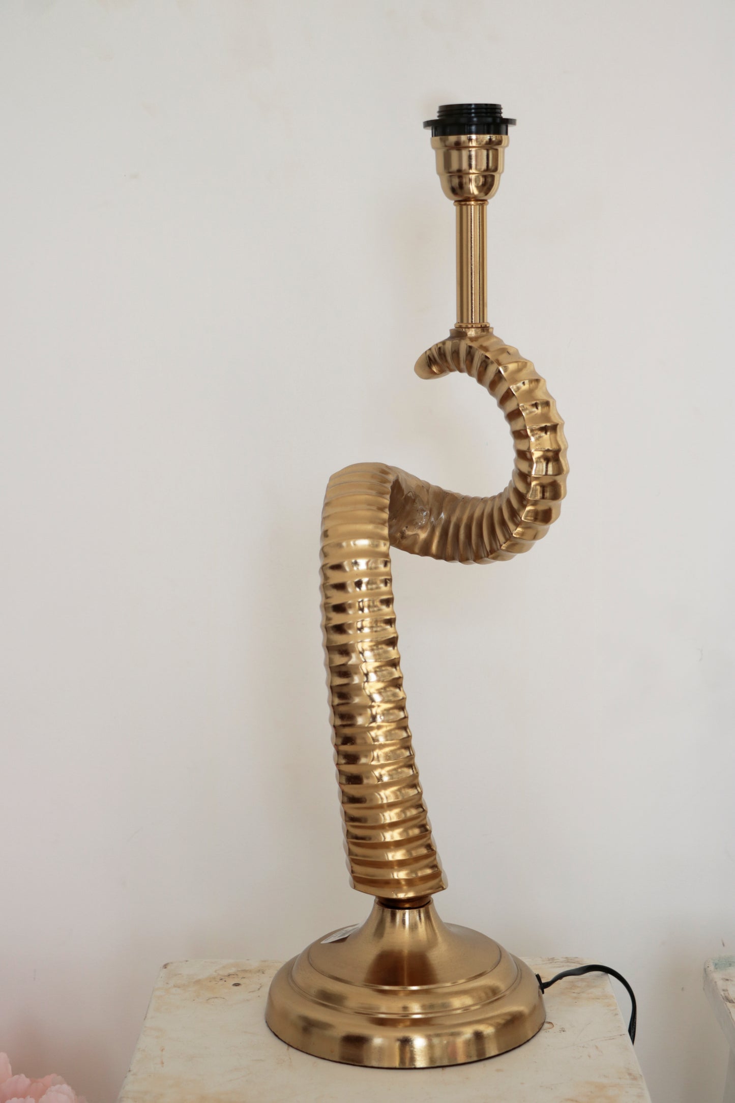 Modern Brass Table Lamp – Artistic Curved Design